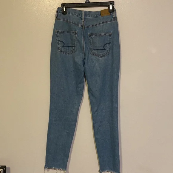 American Eagle Mom Jean Sz 2 Long worn, ripped, distressed cool jeans, light - Picture 2 of 13